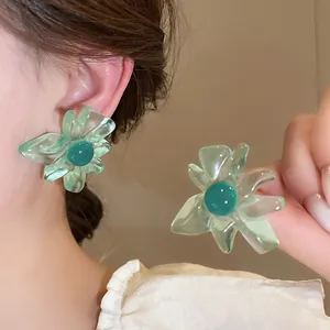 Élégantes boucles d'oreilles fleurs vertes translucides avec pétales en résine superposés