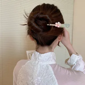 Elegante forcina per capelli in stile cinese con coniglio di giada e fiore rosa