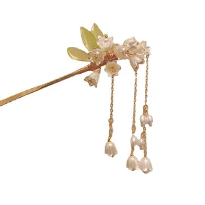 Elegante bastoncino per capelli mughetto vintage con nappe di perle su fondo bianco