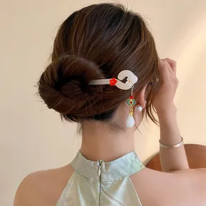Dettaglio di elegante spillone per capelli in stile neo-cinese con fiori e coniglio