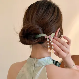 Vista dettagliata di un'elegante forcina per capelli cinese con nappe di perle