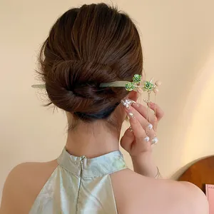 Dettaglio di un elegante fermaglio per capelli floreale neo-cinese con nappe di perle