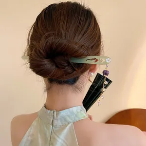 Forcina per capelli vintage stile cinese con coniglio e fiori su uno chignon.