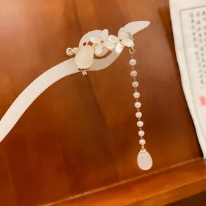 Dettaglio del fermaglio per capelli vintage cinese con coniglio di giada e nappa