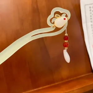 Primo piano di un elegante fermaglio per capelli in stile cinese con coniglio e perle.