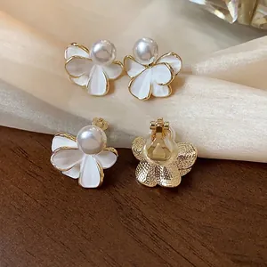 Eleganti orecchini a fiore placcati oro 18 carati con perle bianche per donne chic