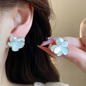 Eleganti orecchini a perla a forma di fiore placcati in oro 18 carats di lusso