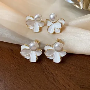 Eleganti orecchini a lobo con fiori e perle placcati in oro 18k da donna per ogni occasione