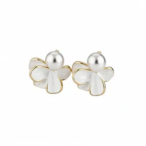 Eleganti orecchini a lobo a fiore in oro 18k con grandi perle bianche da donna