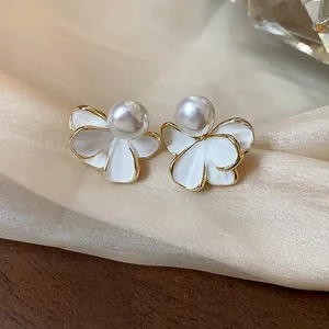 Eleganti orecchini a lobo a fiore placcati oro 18k con dettaglio perla.