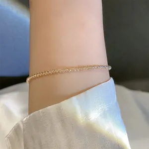 Detailansicht eines minimalistischen Armbands mit champagnerfarbenen Kristallperlen