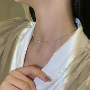 Elegante minimalistische Kristallhalskette am Modellhals mit weißem Satin-Oberteil