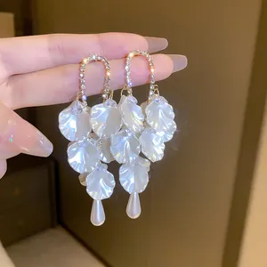 Eleganti orecchini a fiore con perle, strass scintillanti e nappa a goccia chic