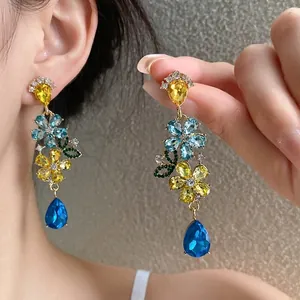 Pendientes colgantes elegantes de flores y gotas de cristal multicolor con detalles de pedrería
