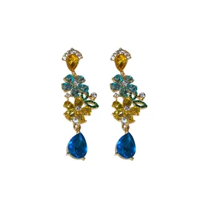 Elegantes pendientes de flor de plata con cristales de colores y gota de agua azul