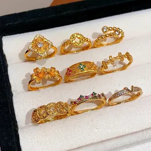 Elegante collezione di anelli vintage placcati oro con design in stile palazzo