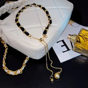 Détail du collier ras du cou vintage en velours noir avec une chaîne dorée élégante