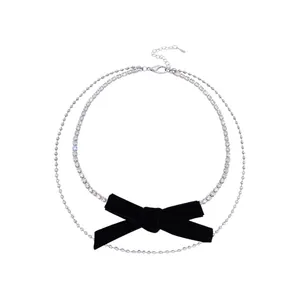Collier choker élégant à double couche en strass avec un grand nœud papillon en velours noir