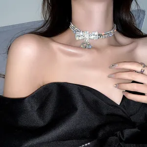 Gros plan élégant d'un collier ras du cou en strass avec nœud sur le cou d'un modèle