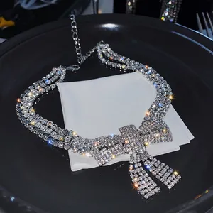 Gros plan détaillé d'un luxueux collier en forme de nœud argenté orné de strass