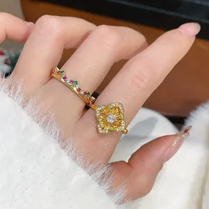 Dettaglio ravvicinato di un anello dorato vintage regolabile con un motivo floreale