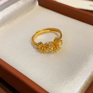 Vista dettagliata dell'elegante anello aperto placcato oro con fiori di ciliegio, box