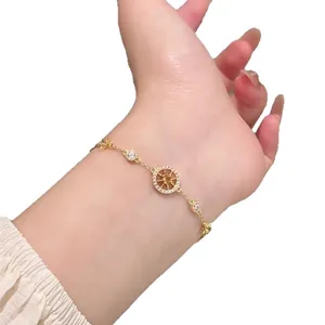 Élégant bracelet plaqué or avec pendentif boussole et étoile à huit branches en zircon