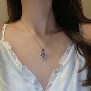 Élégant collier en argent avec un pendentif étincelant en cristal violet en forme de cœur.