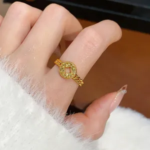 Dettaglio macro che mostra la trama di un anello dorato regolabile con moneta antica.