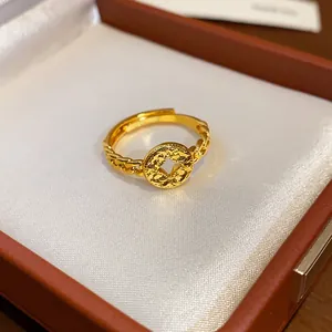 Dettaglio ravvicinato di un anello regolabile placcato oro con moneta portafortuna