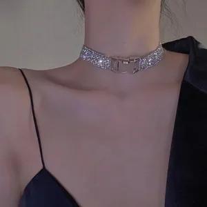 Gros plan d'un collier choker scintillant tout en strass avec un fermoir en métal
