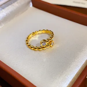 Elegante anello aperto a sfere placcato oro con pietre di zirconi scintillanti da donna