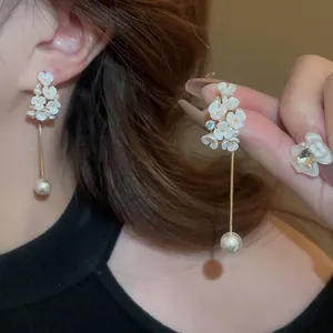 Boucles d'oreilles élégantes avec fleurs blanches, long pompon et perle dorée pour femme