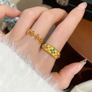 Primo piano di anelli vintage placcati in oro con pietre preziose colorate e fiori