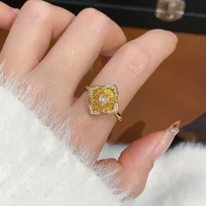 Primo piano di anello aperto placcato oro in stile corte vintage con motivo floreale