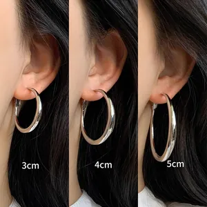 Semplici Orecchini a Cerchio Tondi Geometrici in Stile Coreano Colore Argento Metallo Lucido Perno in Argento Gioielli Donna