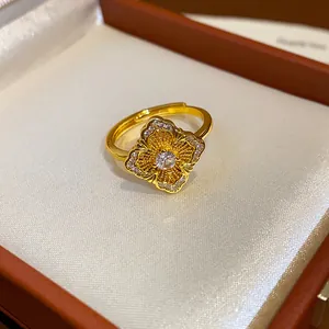 Primo piano di un anello floreale placcato oro vintage con gemma in una scatola da regalo