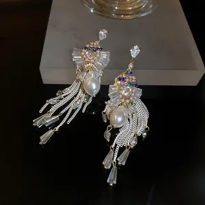 Eleganti orecchini a nappa in stile francese con perle barocche e accenti in cristallo
