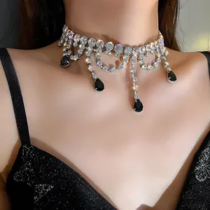 Gros plan détaillé d'un collier ras du cou en strass avec des cristaux de larme noirs