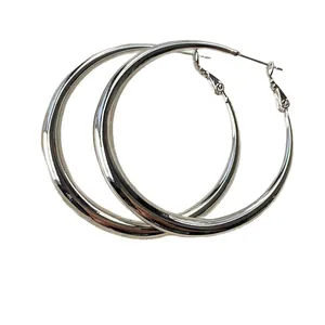 Grandi orecchini a cerchio in argento lucido con design geometrico minimalista per donna