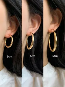 Confronto dettagliato delle dimensioni di orecchini a cerchio in oro da 3cm, 4cm e 5cm.