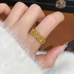 Primo piano dettagliato di un anello aperto placcato in oro con motivo a monete