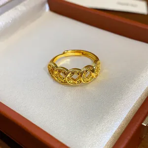 Primo piano di anello rétro placcato oro con motivo di moneta cinese antica in scatola