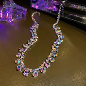 Collier en strass multicolore étincelant pour tenue de soirée élégante