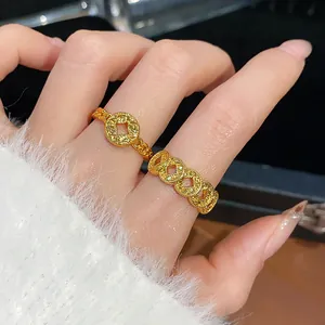 Primo piano di un anello aperto retrò placcato in oro con design di moneta antica sul dito