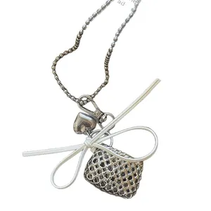 Elegante collar de cadena de cuentas plateadas estilo coreano con corazón, malla y lazo