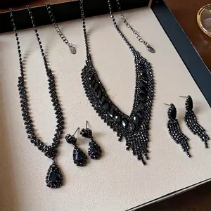 Eleganter schwarzer Strass-Schmuckset inklusive Tropfenanhängern und Fransenquastenohrringen