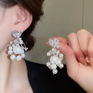 Eleganti orecchini in argento con cristallo a cuore e nappe di perle stile francese