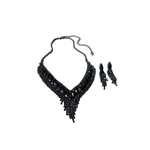 Elegantes Set aus schwarzem Strass-Statement-Halskette und Ohrhängern für Abendkleider
