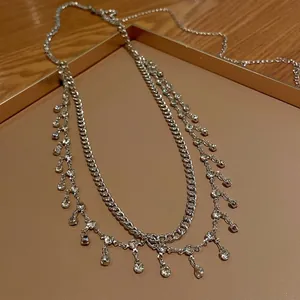 Élégante chaîne de taille double argentée avec des franges en strass brillants chic